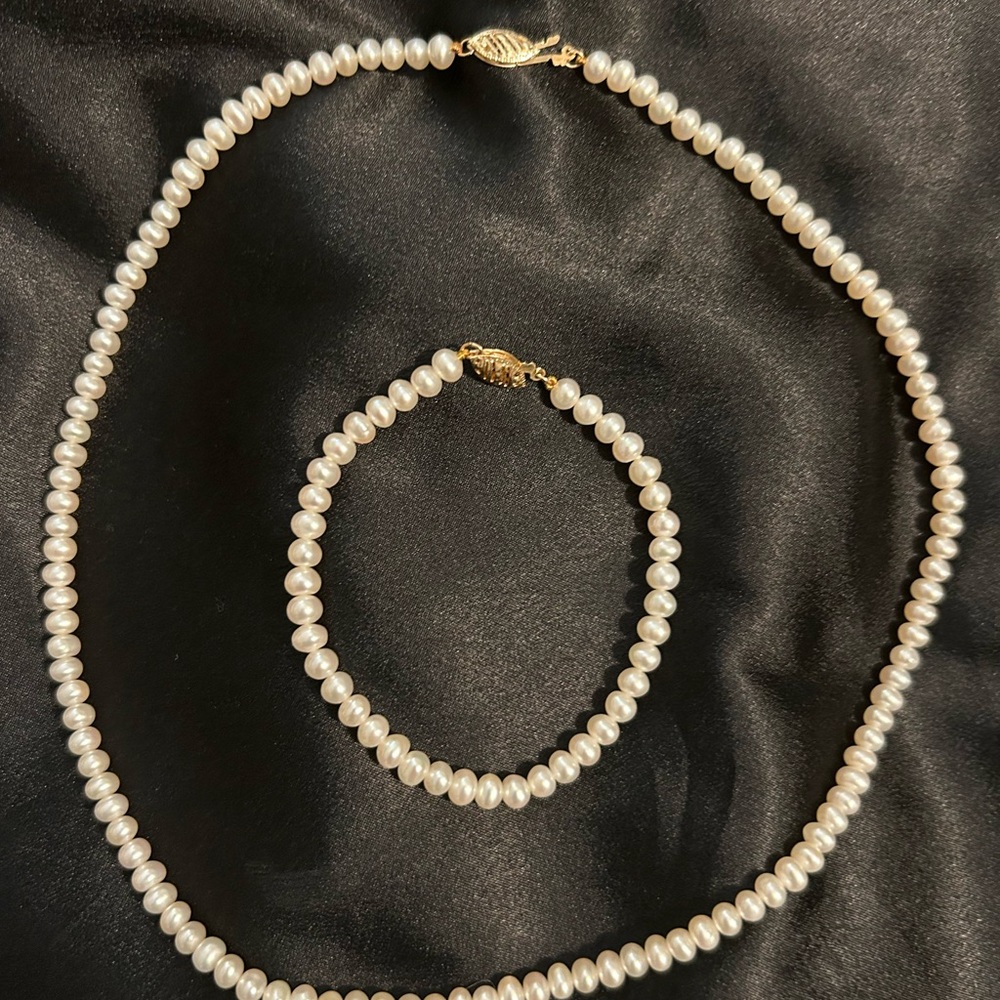Elegant Freshwater Pearl Necklace and Bracelet Set. 14k Yellow gold clasps.